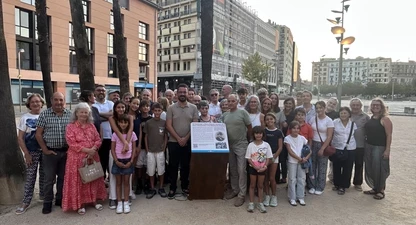 Foto de família dels assistents a l'homenatge a Dàrius Rahola i Llorens. 