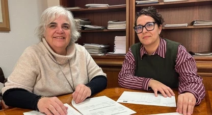 La 4ª tinenta d’alcalde i regidora de Polítiques Feministes, Carme Valls, i la presidenta del Col·legi de Periodistes-Demarcació de Lleida, Laura Alcalde