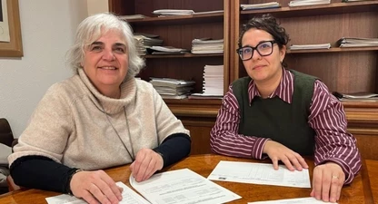 La 4ª tinenta d’alcalde i regidora de Polítiques Feministes, Carme Valls, i la presidenta del Col·legi de Periodistes-Demarcació de Lleida, Laura Alcalde