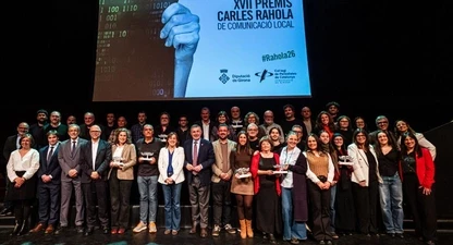 Foto de família de guanyadors, finalistes i autoritats. 