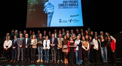 Foto de família de guanyadors, finalistes i autoritats. 